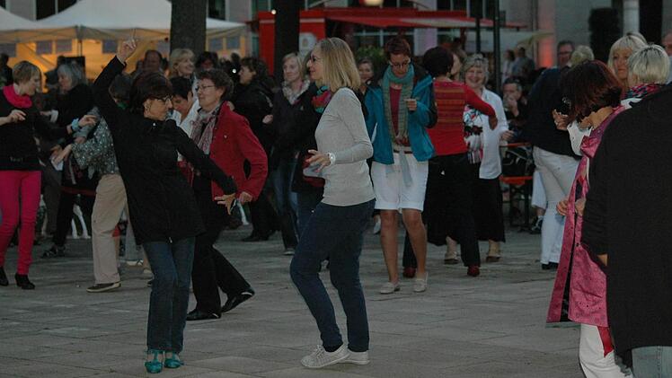 Ausgelassene Stimmung herrschte bei der "Summertime" im Kurgarten. Wo sonst flaniert wird, wurde diesmal getanzt. Schön war's.