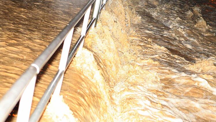 In der Nacht zum Freitag ergossen sich die brauen Fluten des Kellbachs in die Straßen von Prächting und Ebensfeld. Foto: Stefan Johannes