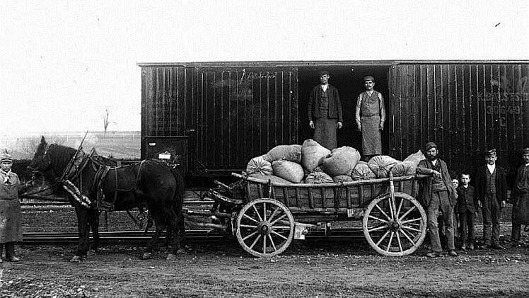 Eine Fahrt mit dem "Rhön-Zügle" auf der Museumsbahnstrecke im malerischen Streutal zwischen Mellrichstadt und Fladungen bringt die Passagiere "mit Volldampf in die Vergangenheit". Die Museumspädagogin Anne Kraft ist nun auf der Suche nach historischen Motiven entlang der historischen Strecke.  Foto: Archiv Freilandmuseum Fladungen