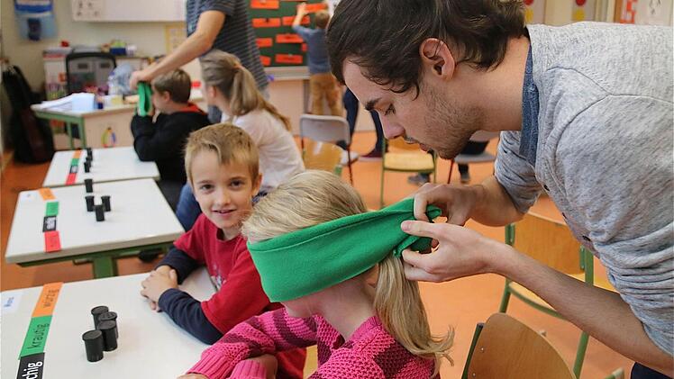 Kräuter, Asche, Weihnachtsdüfte, Zitrusfrüchte mussten die Saaletal-Schüler mit der Nase erkennen. Dafür verbanden die Gymnasiasten ihnen die Augen. Fotos: Gerd Schaar