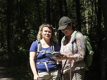Angela Nitsche (l.) und ihre Wanderfreundin Julia lieben die Fränkische Schweiz. Foto: Nikolas Pelke