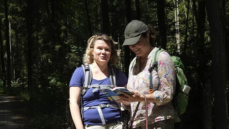 Angela Nitsche (l.) und ihre Wanderfreundin Julia lieben die Fränkische Schweiz. Foto: Nikolas Pelke