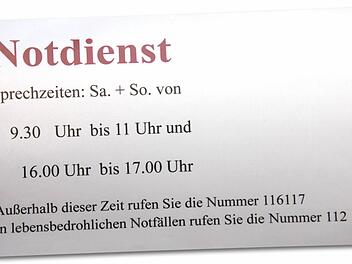 Der Notdienst am Wochenende wird im Landkreis Haßberge neu strukturiert. Solche Schilder - wie am Sonntag in Ebern entdeckt - wären dann überflüssig. In Bad Neustadt geht man zurück zur Veröffentlichung des Dienst habenden Arztes in der Zeitung, was früher vom Dachverband unter Strafandrohung strikt untersagt gewesen war.  Foto: Ralf Kestel