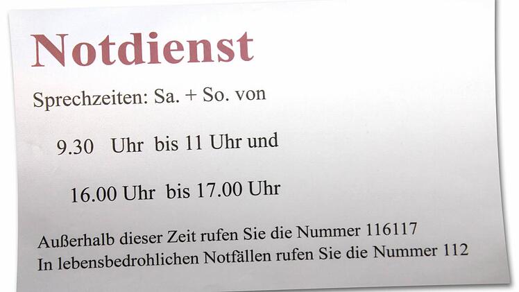 Der Notdienst am Wochenende wird im Landkreis Haßberge neu strukturiert. Solche Schilder - wie am Sonntag in Ebern entdeckt - wären dann überflüssig. In Bad Neustadt geht man zurück zur Veröffentlichung des Dienst habenden Arztes in der Zeitung, was früher vom Dachverband unter Strafandrohung strikt untersagt gewesen war.  Foto: Ralf Kestel