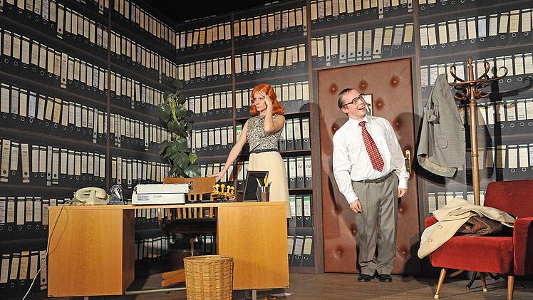 Szene aus dem Heinz-Erhardt-Abend des Coburger Landestheaters mit Eva Marianne Berger und Ingo Paulick.Foto: Andrea Kremper