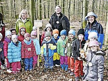 Eine lehrreiche Woche im Wald verbrachten Vorschulkinder der evangelischen Kindertagesstätte "Die Arche" Königsberg mit Forstanwärter Tobias Schropp im Rahmen seiner Projektarbeit im Wald.  Foto: Gerold Snater