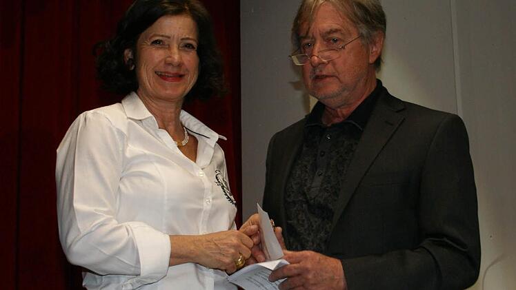Mit einem Geschenk übergab Architekt Günther Pollach nach vierjähriger Umbauzeit die generalsanierte Realschule Eltmann wieder in die Verantwortung von Realschuldirektorin Manuela Küfner zurück.