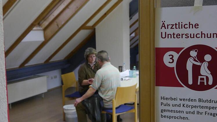 Im Vorgespräch mit einem Arzt wird geklärt, ob der potenzielle Spender geeignet ist.  Fotos: Robert Wagner