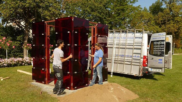 Der Glaskubus im Rosengarten wird aufgestellt. Foto: Beate Heller