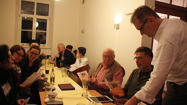 Das K&uuml;rzel LKR k&ouml;nnte auch stehen f&uuml;r "Luckes kleine Runde": Zehn Besucher konnte Arnd Feistel (rechts) in der Blauen Glocke begr&uuml;&szlig;en, darunter auch Sandra Berger, Mitglied des Bundesvorstandes (links).  Foto: Andreas Oswald
