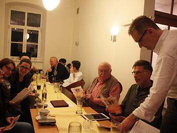 Das Kürzel LKR könnte auch stehen für "Luckes kleine Runde": Zehn Besucher konnte Arnd Feistel (rechts) in der Blauen Glocke begrüßen, darunter auch Sandra Berger, Mitglied des Bundesvorstandes (links).  Foto: Andreas Oswald