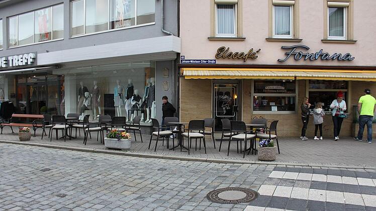 Noch sind die Plätze leer. Aber das ändert sich, sobald die Sonne strahlt. im Bild das Eiscafe Fontana in Kronach.