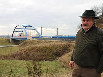 Schäfer Anton Wunderlich sorgt sich um seine Schafe.  Viele seiner Weiden im Landkreis Lichtenfels liegen nahe an der ICE-Trasse und an den Tunneln, wie hier bei Wiesen.Franziska Rieger