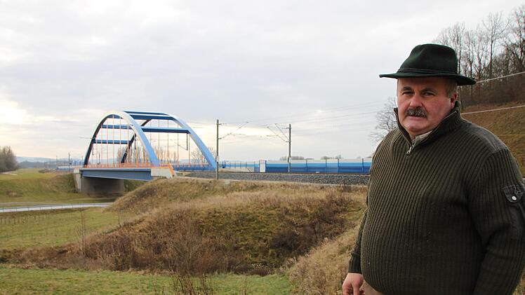 Schäfer Anton Wunderlich sorgt sich um seine Schafe.  Viele seiner Weiden im Landkreis Lichtenfels liegen nahe an der ICE-Trasse und an den Tunneln, wie hier bei Wiesen.Franziska Rieger