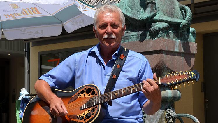 Gunnar Bögner singt am Taschnerbrunnen mit seiner rauchigen Stimme für die Würzburger Station Regenbogen. Foto: Peter Rauch