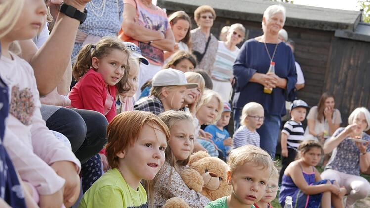 Die Kindergartenkinder vergnügten sich auf der Kindergartenwiese und bekamen das Märchen "Hänsel und Gretel" von den Erzieherinnen geboten.Manja von Nida