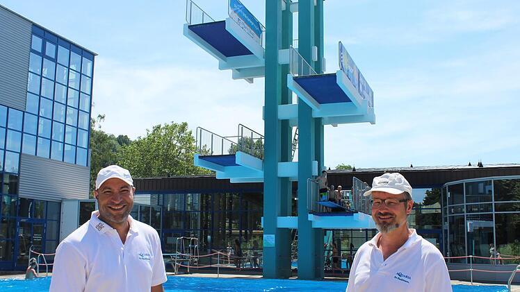 Mohammed Hassanein (links) und sein Kollege  J&uuml;rgen G&ouml;tze passen auf, dass bei den Sprungt&uuml;rmen im Aquaria nichts passiert. Der Zehnmeterturm hat zweimal t&auml;glich f&uuml;r eine halbe Stunde ge&ouml;ffnet. Cindy D&ouml;tschel