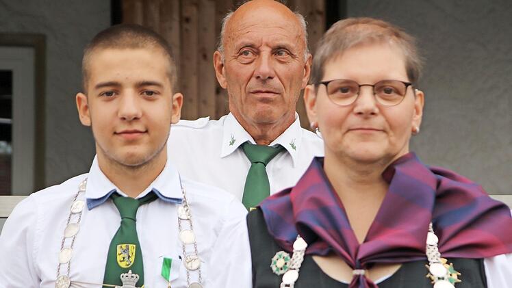 Zum dritten Mal Jungkönig und damit Jungkaiser ist Alexander Ultsch (links). Zur Hauptkönigin rief 2. Sportleiter Josef Heiß (Mitte) Angelika Ultsch (rechts) aus. Foto: Klaus Klaschka