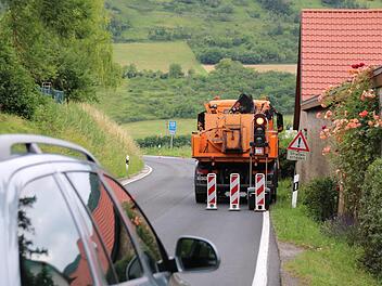 Mitarbeiter der Straßenmeisterei besserten in dieser Woche die Staatsstraße zwischen Sulzthal und Euerdorf aus. Eine Woche lang gab es deshalb tagsüber eine Ampelschaltung, heute sollen die Arbeiten abgeschlossen werden. Foto: Ralf Ruppert