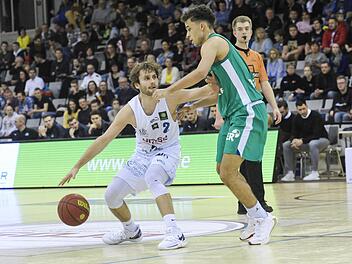 Waren Elias Baggette (rechts) und Constantin Ebert in der vergangenen Saison im Duell zwischen Coburg und Baunach noch Gegner, bilden sie in der kommenden Saison beim BBC Coburg eines der besten Point-Guard-Duos in der ProB Süd.  Foto: Hagen Lehmann
