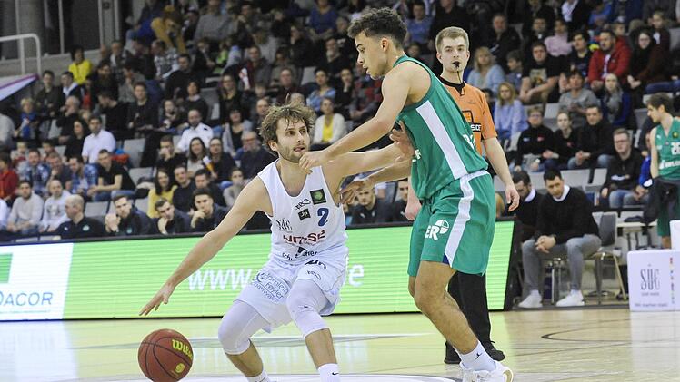 Waren Elias Baggette (rechts) und Constantin Ebert in der vergangenen Saison im Duell zwischen Coburg und Baunach noch Gegner, bilden sie in der kommenden Saison beim BBC Coburg eines der besten Point-Guard-Duos in der ProB Süd.  Foto: Hagen Lehmann