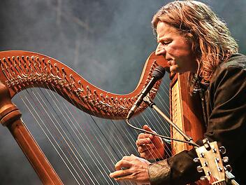 Andy Lang verzaubert mit seiner Musik auf der Harfe Bad Staffelstein.