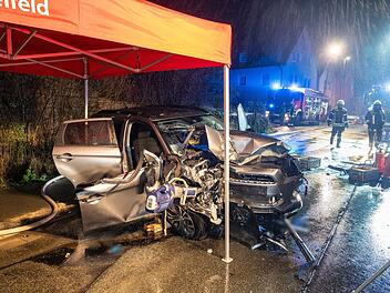 33-jähriger prallt mit Auto gegen Hauswand