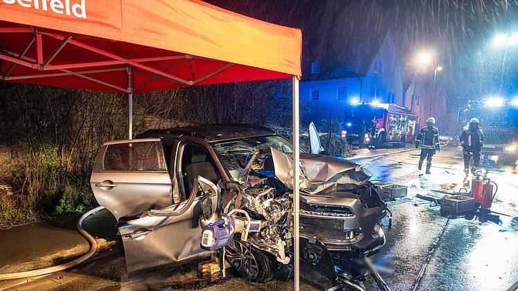 33-jähriger prallt mit Auto gegen Hauswand