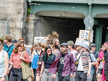 3000 Teilnehmer bei 1. Mai Demo in Gostenhof: Nürnberger Kundgebung endet mit Straßenfest