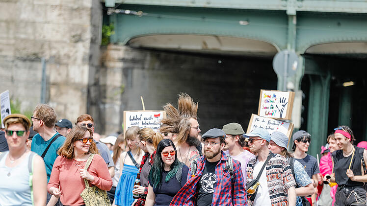 3000 Teilnehmer bei 1. Mai Demo in Gostenhof: Nürnberger Kundgebung endet mit Straßenfest