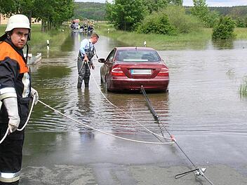 Die Gremsdorfer Feuerwehr musste diesen Mercedes aus den Fluten ziehen. Foto: Andreas Dorsch