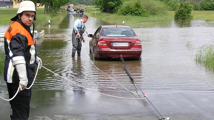 Die Gremsdorfer Feuerwehr musste diesen Mercedes aus den Fluten ziehen. Foto: Andreas Dorsch