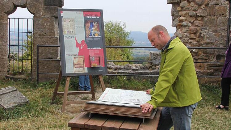 Manfred Weidner liest sich in die Geschichte der Burg ein.