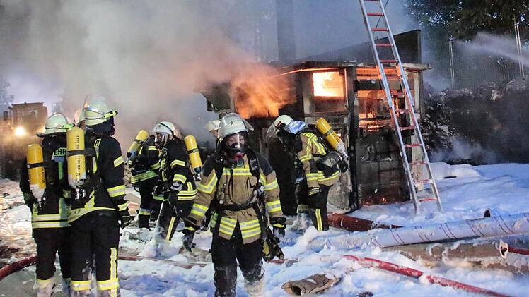 Großeinsatz in Forchheim. Eine Schreddermaschine in Forchheim stand in Flammen. Foto: Josef Hofbauer