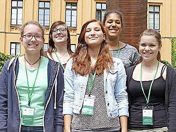 Lydia Augustin, Doreen Petersen, Saskia Täuber, Cassidy Campbell und Eva Lutz (von links) vor dem Landtagsgebäude. Foto: privat