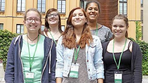Lydia Augustin, Doreen Petersen, Saskia Täuber, Cassidy Campbell und Eva Lutz (von links) vor dem Landtagsgebäude. Foto: privat