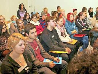 Etwa 150 Erzieherinnen und Kinderpflegerinnen aus den Landkreisen Bad Kissingen, Rhön-Grabfeld sowie Schweinfurt und Studierende der Fachakademie für Sozialpädagogik bildeten sich zwei Tage lang am BBZ in Münnerstadt zum Thema Medien in der Kita weiter. Foto: Dieter Britz