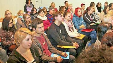 Etwa 150 Erzieherinnen und Kinderpflegerinnen aus den Landkreisen Bad Kissingen, Rhön-Grabfeld sowie Schweinfurt und Studierende der Fachakademie für Sozialpädagogik bildeten sich zwei Tage lang am BBZ in Münnerstadt zum Thema Medien in der Kita weiter. Foto: Dieter Britz