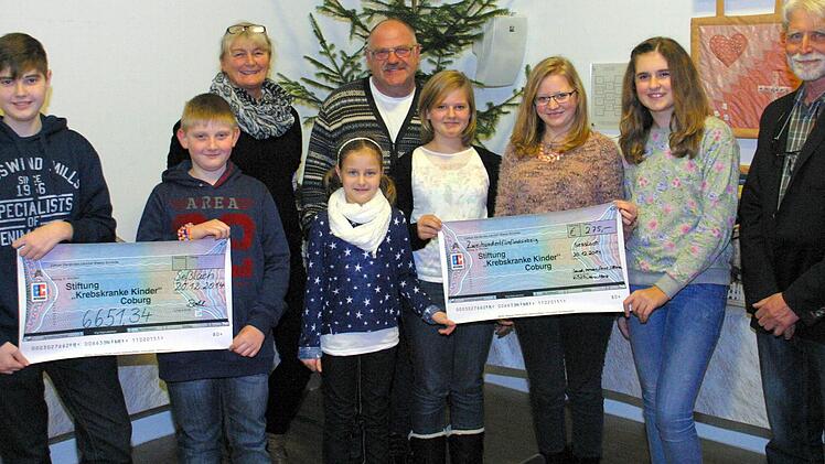 Bei der Spendenübergabe an die Stiftung krebskranke Kinder (von rechts) Uwe Rendigs, Alina Stiller, Mara Bauer, Anne Böhm, Hartmut Bohl, Ellena Bartsch, Petra Bohl, Jonas und Jannik Köhler.  Fotos: Bettina Knauth