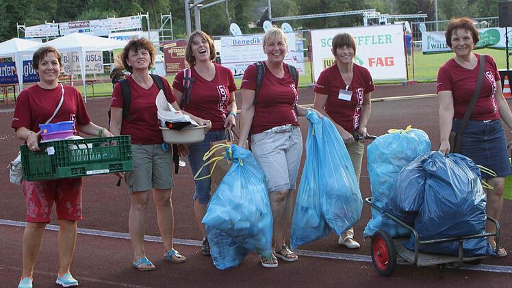 Das größte Kompliment galt den zahlreichen Helfern, die sich sogar aus anderen Orten gemeldet hatten. Selbst das Aufräumen bereitete diesen Damen noch sichtlich Spaß.