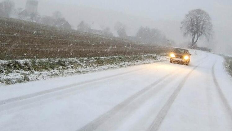 Kurz nachdem die stürmische Wolkenfront dichtes Schneetreiben gebracht hatte, waren die Straßen weiß, wie hier bei Rothmannsthal.