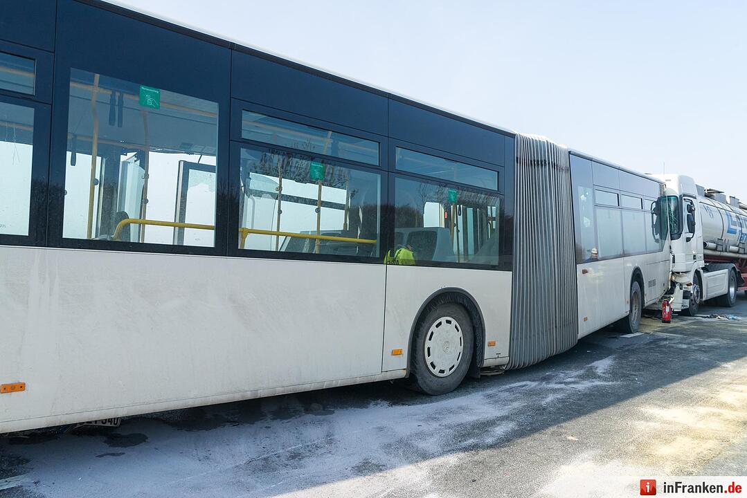 Bus kracht in stehenden Muelllaster - Tanklaster faehrt auf