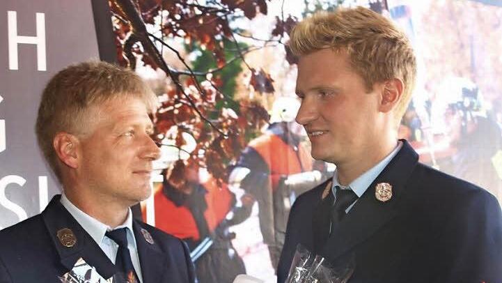 21 Jahre stand Reiner Kuhn in Verantwortung. Sein Nachfolger Michael Kuhn (rechts) überreichte als Dankeszeichen ein Präsent.  Fotos: Stefan Geiger