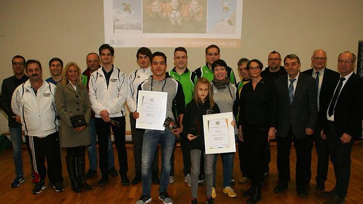 Die Jugendsportler des Jahres mit Betreuern, Eltern und Trainern sowie BLSV-Kreisvorsitzendem Gerald Makowski, Hofheims Bürgermeister Wolfgang Borst, stellvertretendem Landrat Oskar Ebert (von rechts) und BSJ-Kreisvorsitzender Susanne Makowski (Fünfte von rechts)