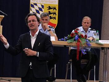 Bernhard Pörksen referiert bei den Oerlenbacher Gesprächen zum Thema "Die neue Medienmacht". Foto: Teresa Hirschberg
