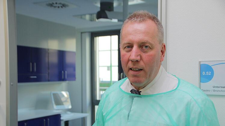 In die Räume der neuen Intensivstation am Kreiskrankenhaus St. Anna in Höchstadt   wurde millionenschwer investiert. Im Bild: Chefarzt Dr. Martin Grauer Foto: Christian Bauriedel