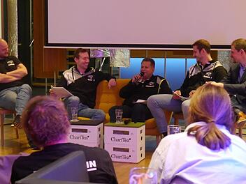 Gemütliche Runde mit (von links) HC-Trainer Aðalsteinn Eyjólfsson, Nikolai Link, Stadionsprecher Axel Fischer, Michael Haaß und Geschäftsführer René Selke. Fotos: Pia Ilchmann