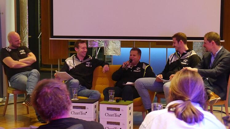 Gemütliche Runde mit (von links) HC-Trainer Aðalsteinn Eyjólfsson, Nikolai Link, Stadionsprecher Axel Fischer, Michael Haaß und Geschäftsführer René Selke. Fotos: Pia Ilchmann