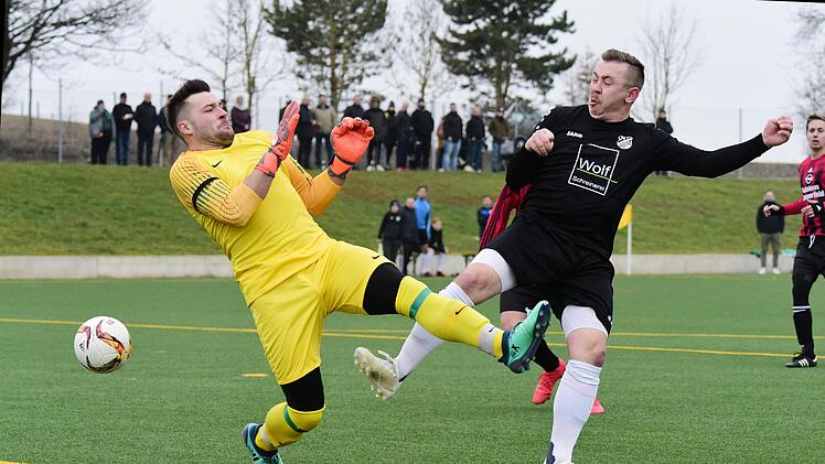 Hier passiert's: Niederlauer/Strahlungens Sebastian Hein trifft zum 1:0 Siegtor, Poppenlauers Torwart Michael Schmitt ist chancenlos.  Anand Anders