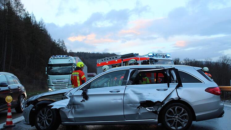 Ein Auffahrunfall ereignete sich am fr&uuml;hen Montagabend auf der A7 in Fahrtrichtung Fulda kurz vor der kurz vor der Ausfahrt Bad Br&uuml;ckenau/ Volkers. Foto:   Feuerwehr Bad Br&uuml;ckenau/ Sebastian Gerr